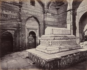 Delhi. Keiser Shums ooo deen Allomshs grav, byggherre for Qutb Minar i ruinene av gamle Delhi av Samuel Bourne