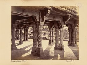 Fatehpur Sikri; utskårne søyler i Panch Mahal av Samuel Bourne