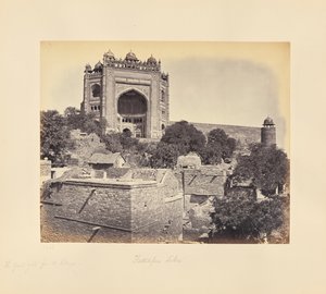 Fatehpur Sikri; den store porten, sett fra landsbyen av Samuel Bourne