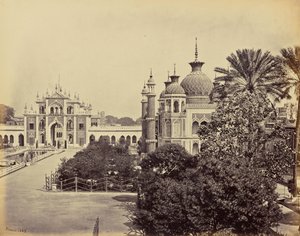 Lucknow; porten og hagen til Hooseinabad Imambara av Samuel Bourne