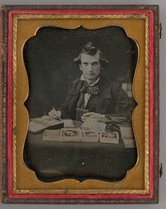 Uten tittel Portrait of Seated Man Holding a Daguerreotype and Brush, 1865. av Samuel J. Miller
