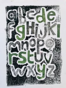 Alfabet, 2020, (monoprint) av Sarah Thompson Engels