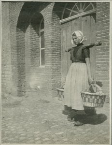Kvinne med to kurver, fotografi fra reiser i Europa og Nord-Afrika av Sarah Van Doren Shaw