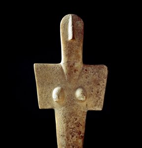Nuragisk kultur (nuraghi) sardinsk: kalksteinsstatuett av morgudinnen, idol av kykladisk type, fra Senorbi (Trexenta-regionen) som stammer fra den prenuragiske perioden (20. århundre f.Kr.) eneolitisk. Dim. 42 cm Cagliari, Museo Nazionale Archeologico, Sar
