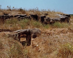 Nuragisk kultur (nuraghi) Sardinsk: ruinene av den prenuragiske byen på det megalittiske området Anghelu Ruju: det sentrale tårnet. 20. århundre f.Kr. Alghero, Sardinia, Italia av Sardinia Nuragic Civilization