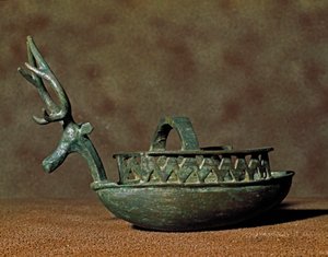 Nuragisk kultur (nuraghi) sardinsk: skulptur i form av en båt med figurer av et hjortehode i bronse. 8.-7. århundre f.Kr. Cagliari, Museo Nazionale Archeologico, Sardinia, Italia