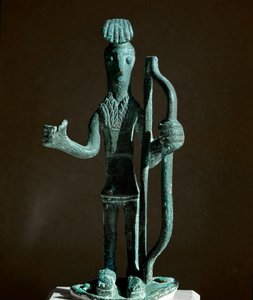 Nuragic culture (nuraghi) Sardinian: statuette of a warrior pulling a bow (spear is missing) in bronze. 8th-7th century BC. Cagliari, Museo Nazionale Archeologico, Sardinia, Italy av Sardinia Nuragic Civilization