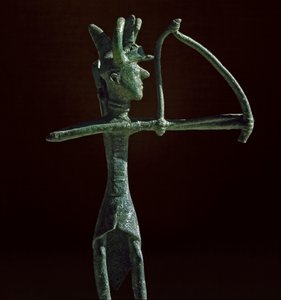 Nuragisk kultur (nuraghi) sardinsk: statuett av kriger som trekker en bronsebue. 8.-7. århundre f.Kr. Cagliari, Nasjonalt arkeologisk museum, Sardinia, Italia
