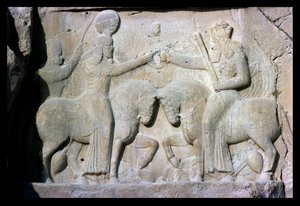 Relieff som viser innføringen av kong Ardashir I (ca. 210-241) grunnlegger av det sassaniske imperiet i det gamle Persia (kalkstein) av Sasanian