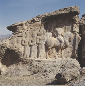 Bergrelieff som viser Shapur I (241–72 e.Kr.) og hans familie med heraldiske emblemer på hattene, med en trespråklig inskripsjon på hesten på gresk, parthisk og mellompersisk av Sasanian