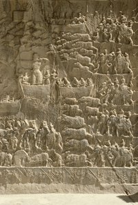 En kongelig villsvinjakt, muligens skildrer Khosrow II som skyter en pil fra en båt, relieff fra siden av aivane, ca. 620