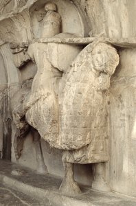 Utskjæring av Khosrow Parviz på hesten hans Shabdiz med utstyret til en tungpansret ridder, ca. 620 e.Kr.
