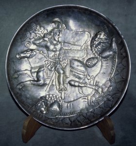 Rett som viser kong Ardashir II (r.379-86), fra Sari, Mazandaran, ca. AD 380 (jaget og innskåret sølv)