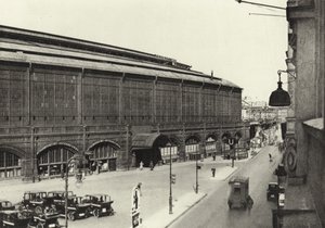 Berlin: Bahnhof Friedrichstrasse; Station Friedrichstrasse (s/hvitt bilde) av Sasha Stone