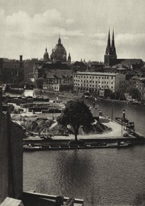 Berlin: Blick über die Spree zum Mühlendamm; Utsikt over Spree og Muhlendamm (s/hvitt bilde) av Sasha Stone