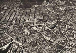 Berlin: Flyfoto av den gamle kjernen; Byen sett fra et fly (s/hv-bilde)
