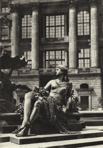 Berlin: Partie vom Schlossbrunnen; Detalj av R Castle Fountain (s/hvitt bilde) av Sasha Stone