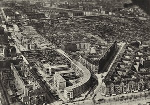 Berlin: Schonlankerstrasse, boligbygg; Bolighus (s/hvitt bilde) av Sasha Stone