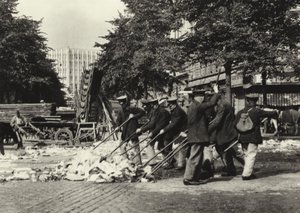 Berlin: Strassenfeger am Wittenberg-Platz; Street Sweepers på Wittenberg Platz (s/hvitt bilde) av Sasha Stone