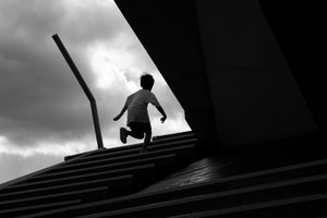 Guttens oppadgående reise av Satoshi Hata