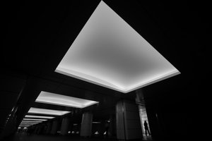 Moderne lys tunnel av Satoshi Hata