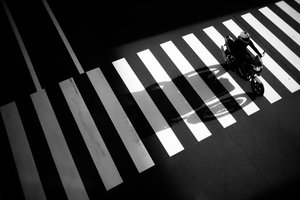 Motorsykkel på zebrastripe av Satoshi Hata