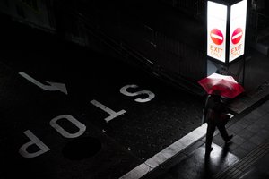 Nattvandring med røde paraplyer av Satoshi Hata
