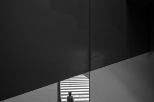 En ensom skikkelse i byens geometri av Satoshi Hata