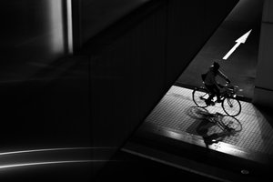 Silhuett av en bysyklist av Satoshi Hata