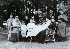 Familien til den russiske forfatteren Leo Tolstoj, slutten av 1800- eller begynnelsen av 1900-tallet. av Scherer Nabholz and Co