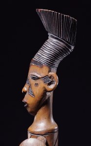 Detalj av en fin Magbetu-harpe som viser hodet i profil (tre) av School African