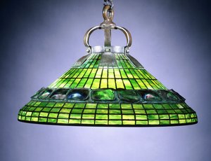 En turtleback-flis i blyholdig glass og lysekrone i bronse av School American
