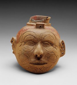 Head Effigy Vessel (buffware med rødt slippigment) av School American