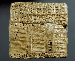 Assyrisk sivilisasjon: gravert boks med kileskriftfigurer om produksjon av to sølvgruver. Istanbul, arkeologisk museum
