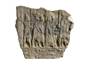 Fragment av assyrisk relieff som viser soldater som eskorterer bytte og fanger fra Babylon (marmor)