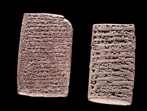 Mesopotamia: Assyriske tavler (til venstre) av en handelskontrakt (1800- eller 1700-tallet f.Kr.) og babylonske tavler (til høyre) av en salgskontrakt for et hus (mellom det 20. og 16. århundre f.Kr.) gravert med inskripsjon i kileskrift. Paris, Brieux-sam