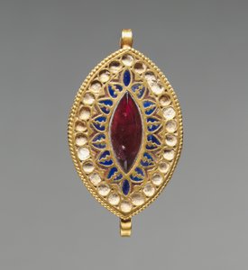 Mandelformet anheng, 400-600 (gull, lapis lazuli, granat og glass)