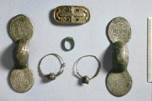 Smykker fra Camon, Amiens, Somme, karolingisk, 7.-10. århundre (sølv, forgylt bronse)
