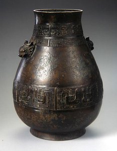 En Hu-vase med støpt dekorasjon (bronse) (se også 272172 og 272173) av School Chinese