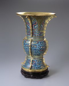 En Zun-formet vase og stativ (cloisonne-emalje og zitan) (se også 272146) av School Chinese