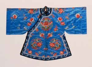 En uformell kappe av forglemmgei-blå sateng, brodert i silke med peon- og sommerfuglrundeller spredt med lotusblomster, fersken og annen frukt og blomster (sateng, silke) av School Chinese