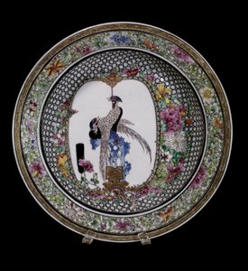 Kinesisk kunst: keramisk plate av den rosa familien dekorert med fugler og blomster. Qianlong Reg. (1736-1795). Paris, Musee Guimet, Musee national des Arts Asian. av School Chinese