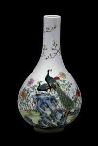 Kinesisk kunst: keramikkvase fra den rosa familien dekorert med fugler (inkludert påfugler) og blomster. Qianlong Reg. (1736-1795). Paris, Musee Guimet, Musee national des Arts Asian. av School Chinese