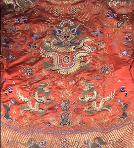 Kinesisk dragekåpe (brodert terrakottasilke) av School Chinese
