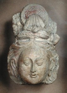 Hodet for en Bodhisattva med en forseggjort frisyre, fra Tumshuq (Xinjiang) 600-700-tallet (terrakotta) av School Chinese