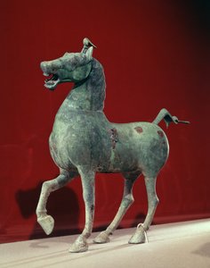 Hest, fra Wu-wei, Kansu, østlige Han-dynastiet (bronse) av School Chinese