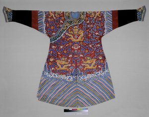 Imperial Robe, sent på 1800-tallet (Silke med broderi (satengsøm, inngripende satengsøm, splittsøm, rett søm, kinesisk knute, sofa, kontur, lagt arbeid, knapphull)) av School Chinese