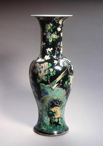 Stor Famille Noire Yen Yen vase, Kangxi-perioden (1662-1722) (porselen) (se 272192) av School Chinese