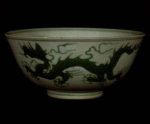 Ming grønn drageskål, Hong-hsi-perioden, ca. 1425-35 (porselen) av School Chinese
