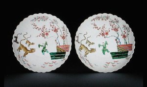 Et par tallerkener dekorert med famille verte emaljer i Kakiemon-stil, Kangxi-perioden av School Chinese